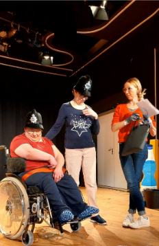 Drei Schauspieler auf der Bühne
