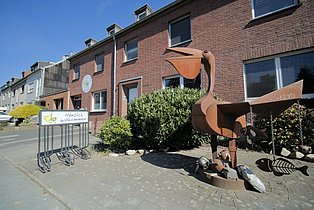 Das Gebäude mit Pelikan-Skulptur im Vorgarten