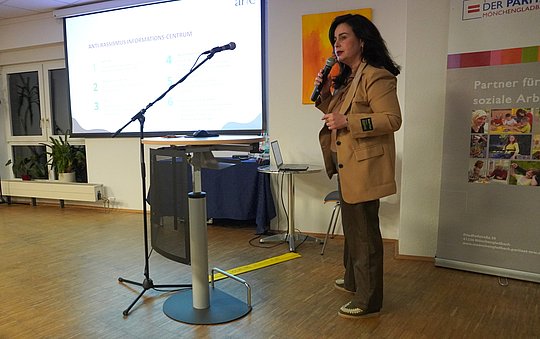 Gastrednerin Gülgin Teyhani am Rednerpult