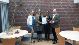 Urkundenübergabe an Kitaleitung Manuela D’Alessio