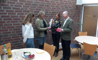 Urkundenübergabe an Kitaleitung Manuela D’Alessio
