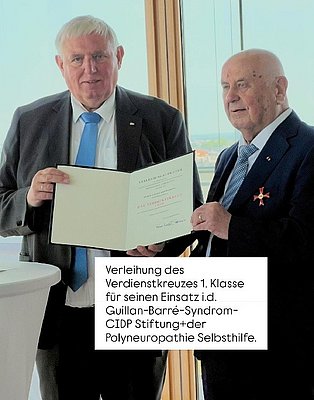 Karl-Josef Laumann, Minister für Arbeit, Gesundheit u. Soziales NRW (li.) überreicht Albert Handelman das Bundesverdienstkreuz (re.)