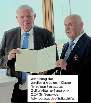 Karl-Josef Laumann, Minister für Arbeit, Gesundheit u. Soziales des Landes NRW überreicht Albert Handelman das Bundesverdienstkreuz