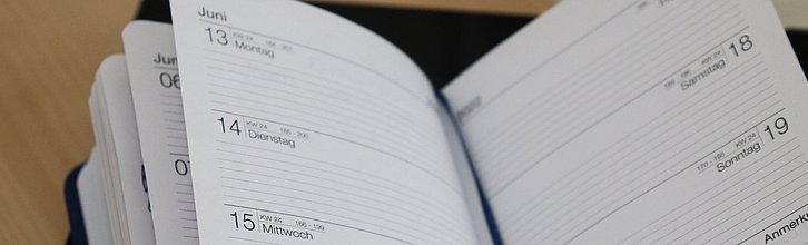 Aufgeschlagener Terminkalender in Buchform